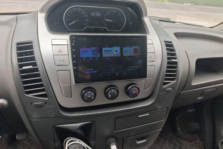 Used SAIC MAXUS Xintu V80 2017 2.5T 5-Speed Manual Aoyuntong China IV Short Wheelbase Mid-Height 5/6/10-Seater Audio And AC Panel