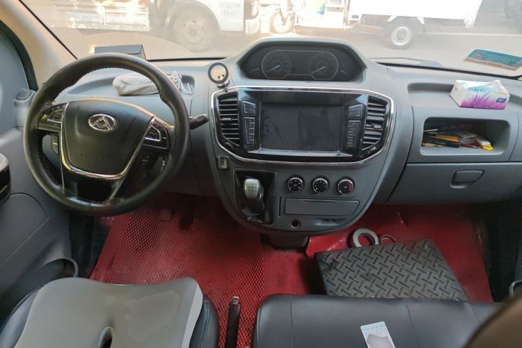 Used SAIC MAXUS Xintu V80 2017 2.5T 6-Speed Manual Aoyuntong National V Standard Short Wheelbase Ultra-Low Roof with 5/6/10 Seats Center Console