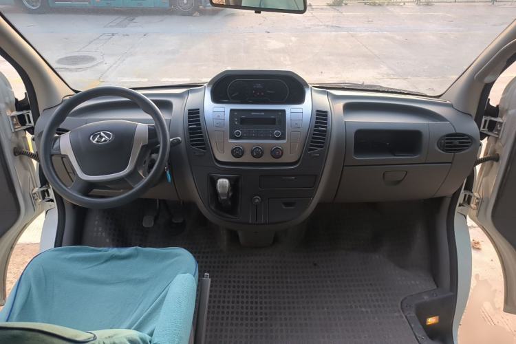 Used SAIC MAXUS Xintu V80 2017 2.5T 5-Speed Manual Aoyuntong National V Short Wheelbase Mid-Roof 5/6/10-Seater Center Console