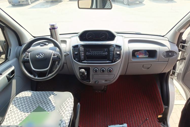 Used SAIC MAXUS Xintu V80 2017 2.5T Manual Shangjie Version China IV Emission Standard Short Wheelbase Mid-Roof 9-Seater Center Console