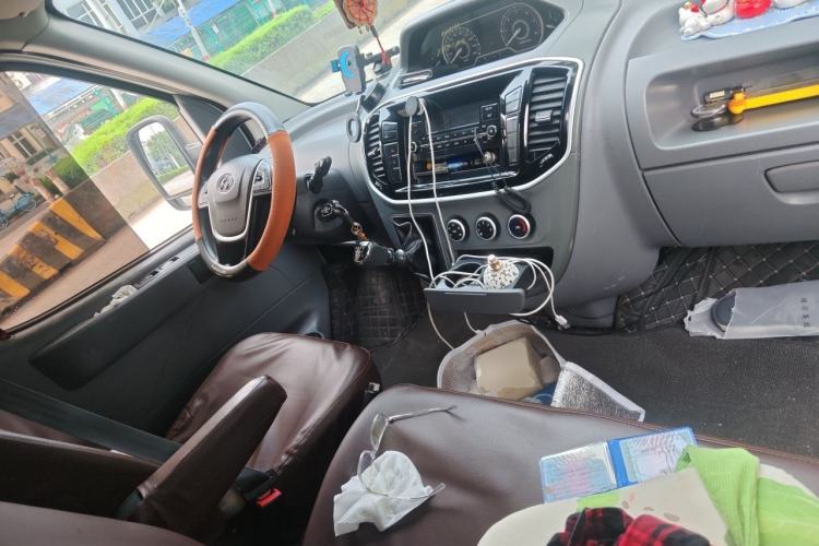 Used SAIC MAXUS Xintu V80 2017 2.5T 6-Speed Manual Aoyuntong National V Short Wheelbase Mid-Height 5/6/10-Seater Center Console