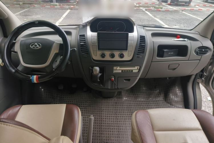 Used SAIC MAXUS Xintu V80 2017 2.5T AMT Zunjie National IV Short Wheelbase Mid-Height 7-Seater Center Console