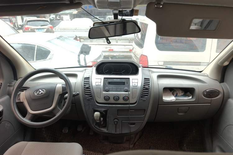 Used SAIC MAXUS Xintu V80 2017 2.5T 5-Speed Manual Aoyuntong National V Short Wheelbase Ultra-Low Roof 5/6/10-Seater Center Console