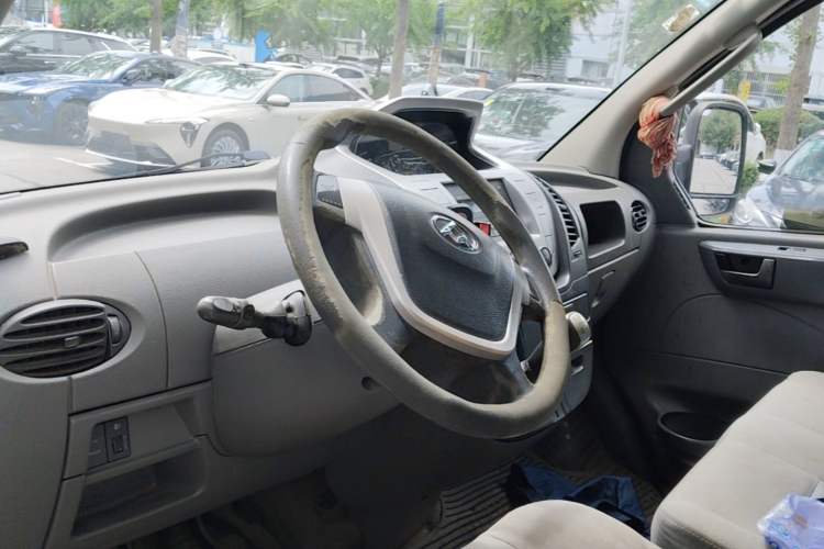 Used SAIC MAXUS Xintu V80 2017 2.5T 5-Speed Manual Aoyuntong China IV Short Wheelbase Mid-Height 5/6/10-Seater Center Console