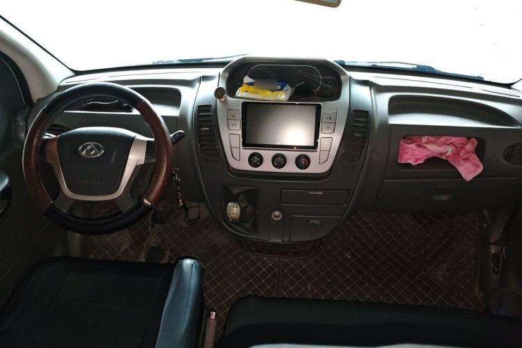 Used SAIC MAXUS Xintu V80 2017 2.5T 5-Speed Manual Aoyuntong National V Short Wheelbase Mid-Roof 5/6/10-Seater Center Console
