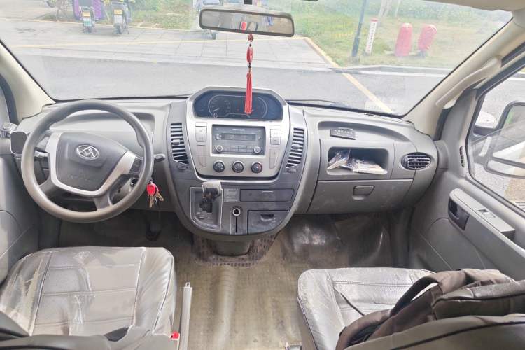 Used SAIC MAXUS Xintu V80 2017 2.5T AMT Aoyuntong National V Short Wheelbase Ultra-Low Roof 5/6/10-Seater Center Console