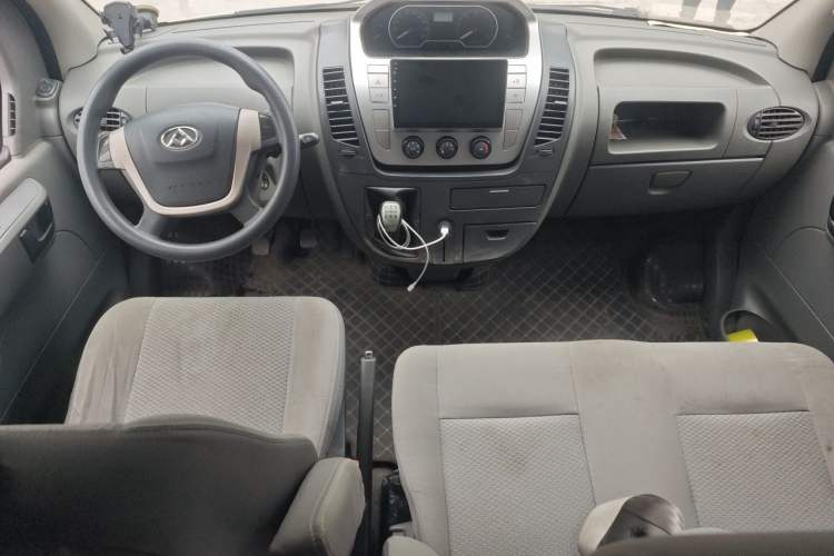 Used SAIC MAXUS Xintu V80 2017 2.5T 5-Speed Manual Aoyuntong China IV Short Wheelbase Mid-Height 5/6/10-Seater Center Console