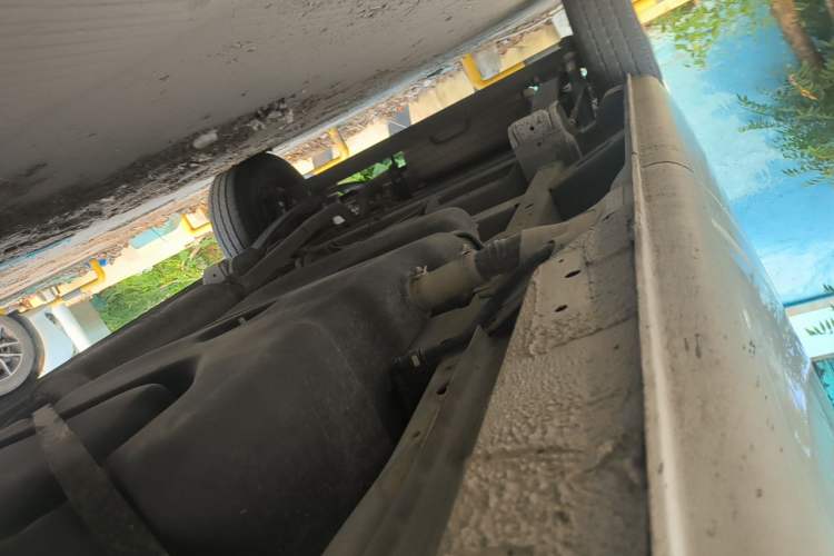 Used SAIC MAXUS Xintu V80 2017 2.5T 5-Speed Manual Aoyuntong National V Short Wheelbase Mid-Roof 5/6/10-Seater Chassis Front Right