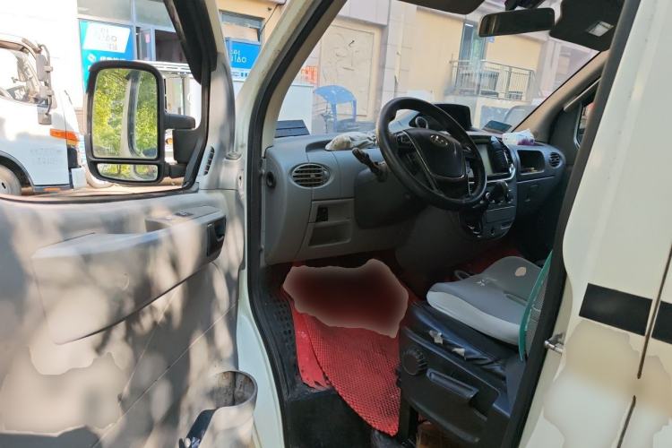Used SAIC MAXUS Xintu V80 2017 2.5T 6-Speed Manual Aoyuntong National V Standard Short Wheelbase Ultra-Low Roof with 5/6/10 Seats Driver Seat