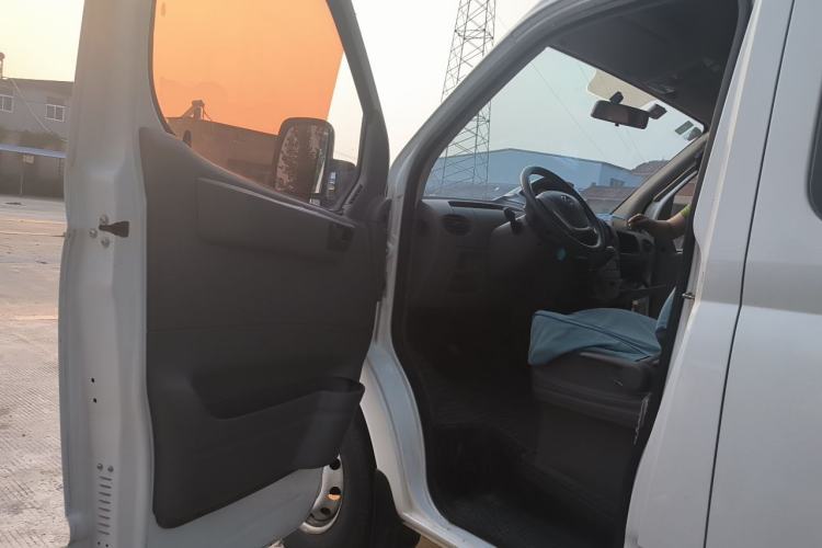 Used SAIC MAXUS Xintu V80 2017 2.5T 5-Speed Manual Aoyuntong National V Short Wheelbase Mid-Roof 5/6/10-Seater Driver Seat
