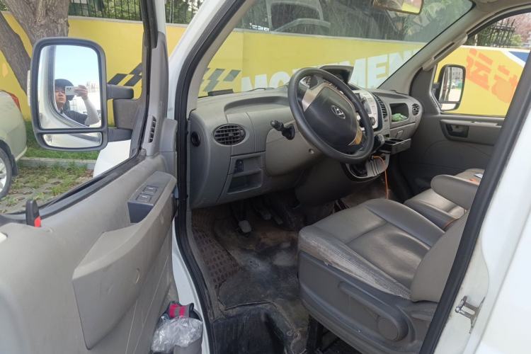 Used SAIC MAXUS Xintu V80 2017 2.5T AMT Aoyuntong National V Short Wheelbase Ultra-Low Roof 5/6/10-Seater Driver Seat
