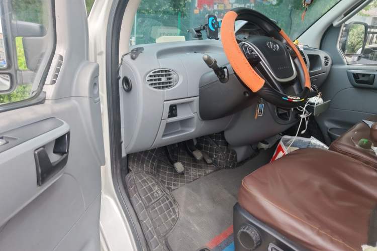 Used SAIC MAXUS Xintu V80 2017 2.5T 6-Speed Manual Aoyuntong National V Short Wheelbase Mid-Height 5/6/10-Seater Driver Seat
