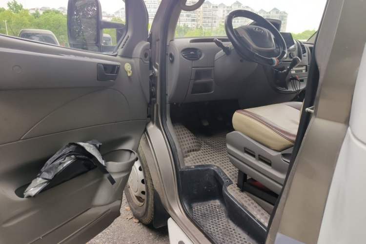 Used SAIC MAXUS Xintu V80 2017 2.5T AMT Zunjie National IV Short Wheelbase Mid-Height 7-Seater Driver Seat