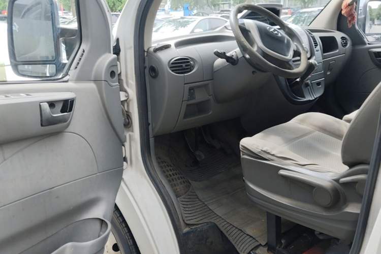 Used SAIC MAXUS Xintu V80 2017 2.5T 5-Speed Manual Aoyuntong China IV Short Wheelbase Mid-Height 5/6/10-Seater Driver Seat