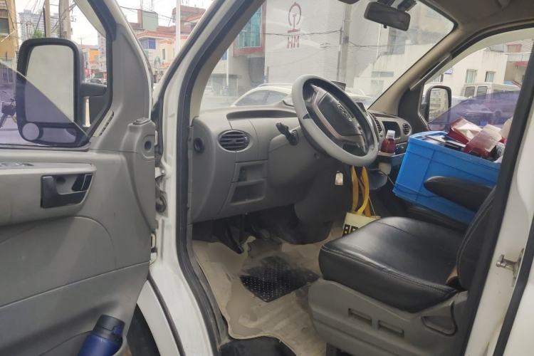 Used SAIC MAXUS Xintu V80 2017 2.5T 5-Speed Manual Aoyuntong National V Short Wheelbase Mid-Roof 5/6/10-Seater Driver Seat