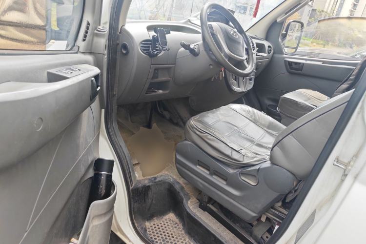 Used SAIC MAXUS Xintu V80 2017 2.5T AMT Aoyuntong National V Short Wheelbase Ultra-Low Roof 5/6/10-Seater Driver Seat