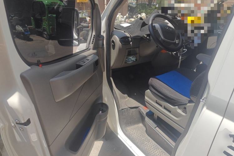 Used SAIC MAXUS Xintu V80 2017 2.5T 6-Speed Manual Aoyuntong National V Standard Short Wheelbase Ultra-Low Roof with 5/6/10 Seats Driver Seat