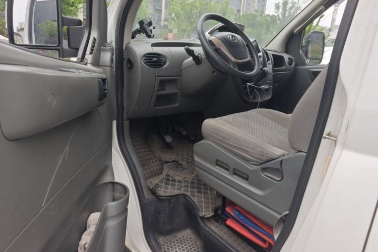 Used SAIC MAXUS Xintu V80 2017 2.5T 5-Speed Manual Aoyuntong China IV Short Wheelbase Mid-Height 5/6/10-Seater Driver Seat