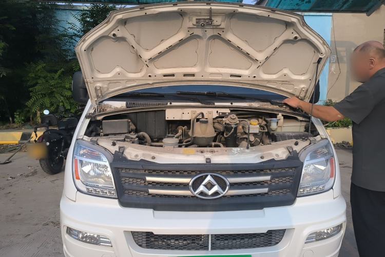 Used SAIC MAXUS Xintu V80 2017 2.5T 5-Speed Manual Aoyuntong National V Short Wheelbase Mid-Roof 5/6/10-Seater Engine Bay