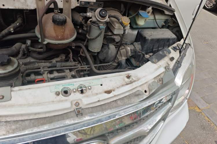 Used SAIC MAXUS Xintu V80 2017 2.5T AMT Aoyuntong National V Long Wheelbase Mid-Roof Design 6–10 Seats Engine Bay Left