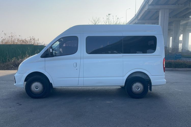 Used SAIC MAXUS Xintu V80 2017 2.5T AMT Aoyuntong National V Short Wheelbase Mid-Roof 5/6/10-Seater Exterior 5