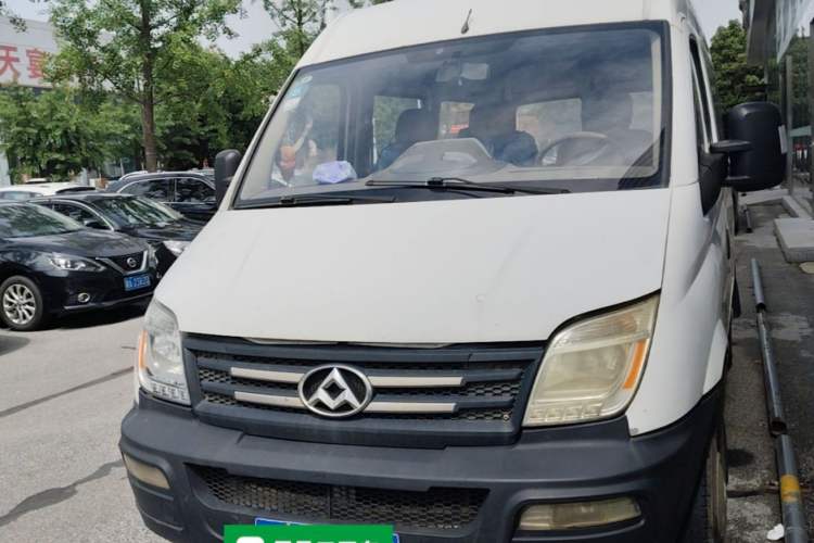 Used SAIC MAXUS Xintu V80 2017 2.5T 5-Speed Manual Aoyuntong China IV Short Wheelbase Mid-Height 5/6/10-Seater Front