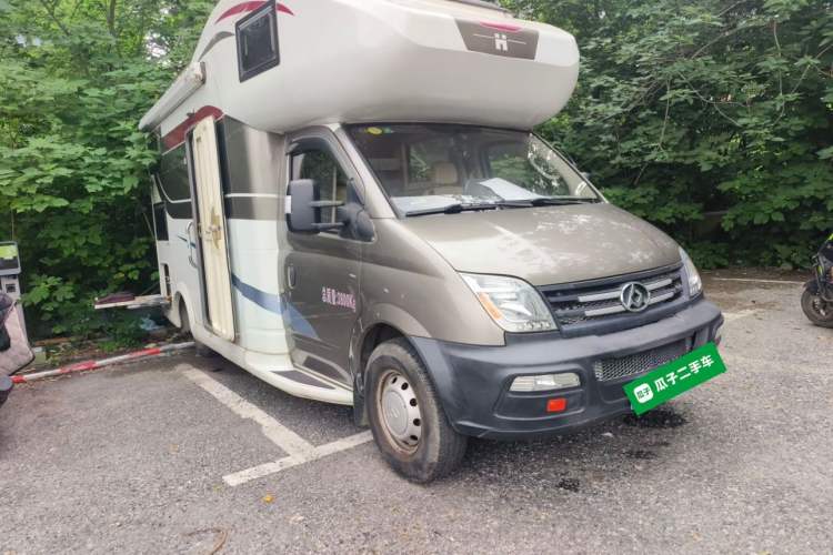 Used SAIC MAXUS Xintu V80 2017 2.5T AMT Zunjie National IV Short Wheelbase Mid-Height 7-Seater Front Right 45 Deg