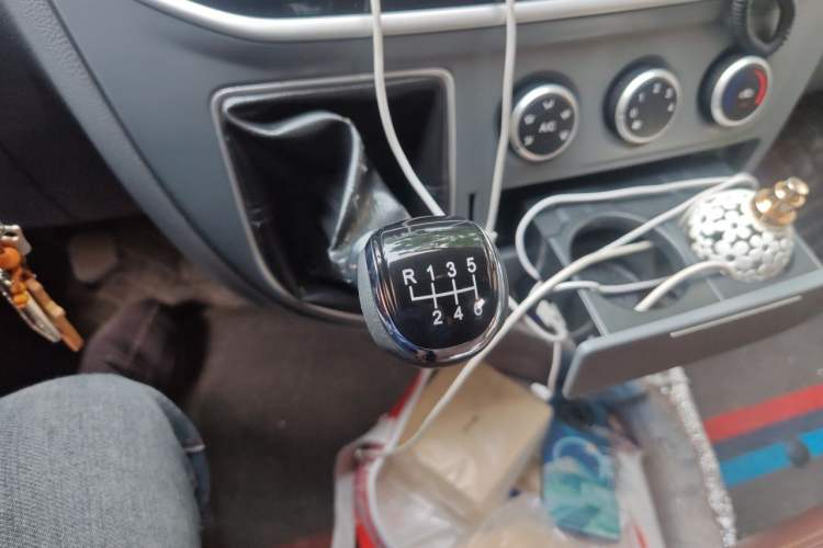 Used SAIC MAXUS Xintu V80 2017 2.5T 6-Speed Manual Aoyuntong National V Short Wheelbase Mid-Height 5/6/10-Seater Gear Lever