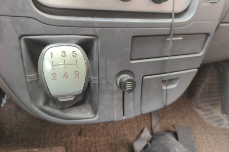Used SAIC MAXUS Xintu V80 2017 2.5T 5-Speed Manual Aoyuntong National V Short Wheelbase Ultra-Low Roof 5/6/10-Seater Gear Lever