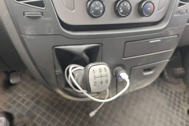 Used SAIC MAXUS Xintu V80 2017 2.5T 5-Speed Manual Aoyuntong China IV Short Wheelbase Mid-Height 5/6/10-Seater Gear Lever