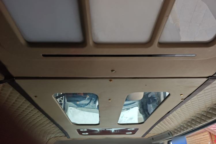 Used SAIC MAXUS Xintu V80 2017 2.5T AMT Aoyuntong National V Long Wheelbase Mid-Roof Design 6–10 Seats Headliner