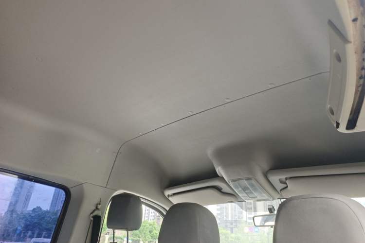 Used SAIC MAXUS Xintu V80 2017 2.5T 5-Speed Manual Aoyuntong China IV Short Wheelbase Mid-Height 5/6/10-Seater Headliner