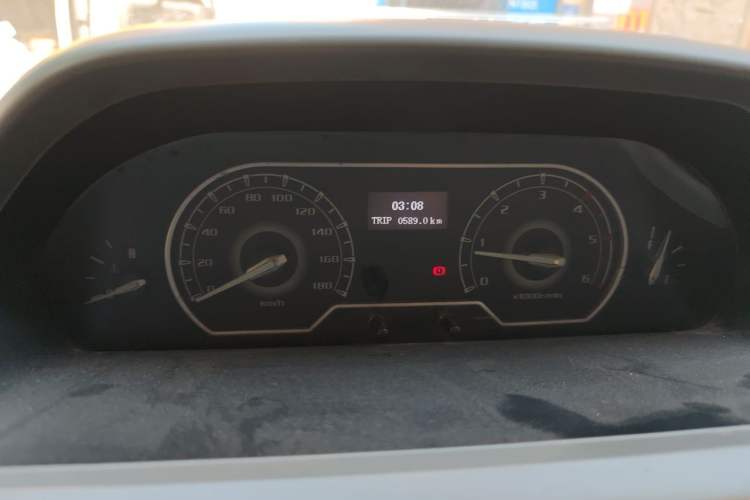 Used SAIC MAXUS Xintu V80 2017 2.5T 6-Speed Manual Aoyuntong National V Standard Short Wheelbase Ultra-Low Roof with 5/6/10 Seats Instrument Cluster