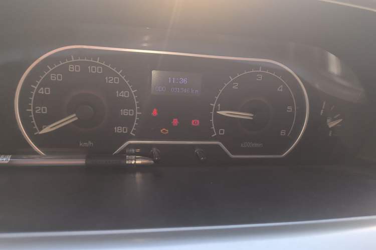 Used SAIC MAXUS Xintu V80 2017 2.5T 5-Speed Manual Aoyuntong National V Short Wheelbase Mid-Roof 5/6/10-Seater Instrument Cluster