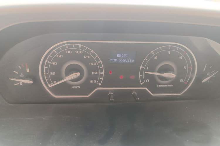 Used SAIC MAXUS Xintu V80 2017 2.5T Manual Shangjie Version China IV Emission Standard Short Wheelbase Mid-Roof 9-Seater Instrument Cluster