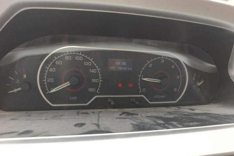 Used SAIC MAXUS Xintu V80 2017 2.5T 5-Speed Manual Aoyuntong National V Short Wheelbase Ultra-Low Roof 5/6/10-Seater Instrument Cluster