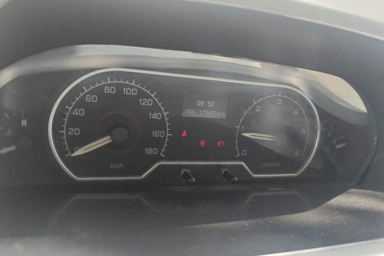 Used SAIC MAXUS Xintu V80 2017 2.5T 5-Speed Manual Aoyuntong National V Short Wheelbase Mid-Roof 5/6/10-Seater Instrument Cluster