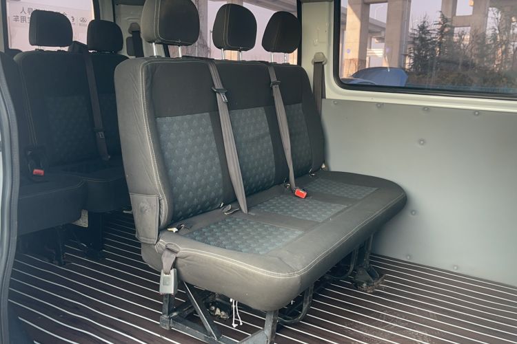 Used SAIC MAXUS Xintu V80 2017 2.5T AMT Aoyuntong National V Short Wheelbase Mid-Roof 5/6/10-Seater Interior 1