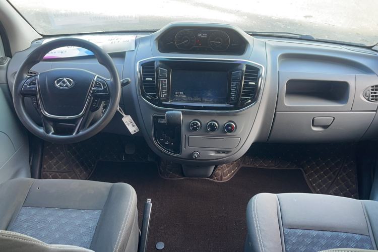 Used SAIC MAXUS Xintu V80 2017 2.5T AMT Aoyuntong National V Short Wheelbase Mid-Roof 5/6/10-Seater Interior 3