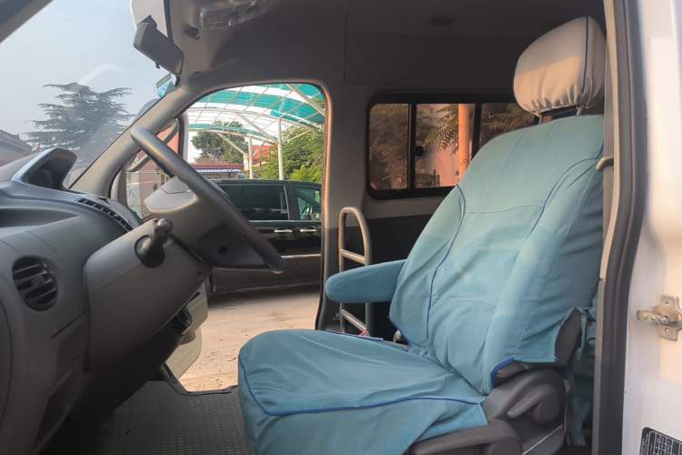 Used SAIC MAXUS Xintu V80 2017 2.5T 5-Speed Manual Aoyuntong National V Short Wheelbase Mid-Roof 5/6/10-Seater Left Front Seat