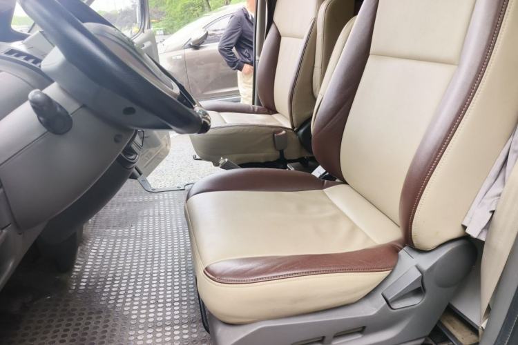 Used SAIC MAXUS Xintu V80 2017 2.5T AMT Zunjie National IV Short Wheelbase Mid-Height 7-Seater Left Front Seat