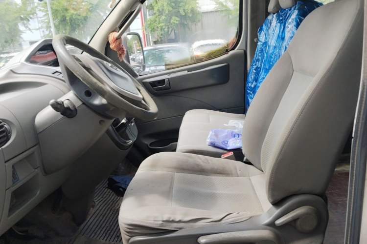 Used SAIC MAXUS Xintu V80 2017 2.5T 5-Speed Manual Aoyuntong China IV Short Wheelbase Mid-Height 5/6/10-Seater Left Front Seat