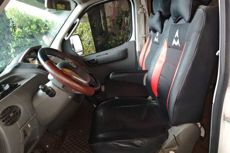 Used SAIC MAXUS Xintu V80 2017 2.5T 5-Speed Manual Aoyuntong National V Short Wheelbase Mid-Roof 5/6/10-Seater Left Front Seat
