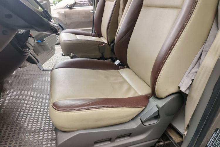 Used SAIC MAXUS Xintu V80 2017 2.5T AMT Zunjie National IV Short Wheelbase Mid-Height 7-Seater Left Rear Seat