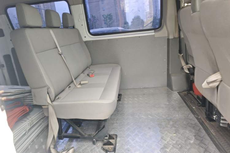 Used SAIC MAXUS Xintu V80 2017 2.5T 5-Speed Manual Aoyuntong China IV Short Wheelbase Mid-Height 5/6/10-Seater Left Rear Seat