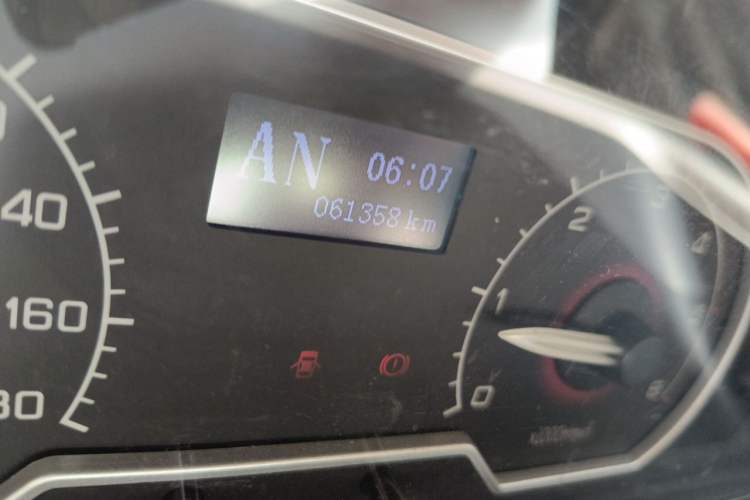 Used SAIC MAXUS Xintu V80  Odometer Close Up