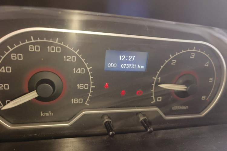 Used SAIC MAXUS Xintu V80 2017 2.5T AMT Zunjie National IV Short Wheelbase Mid-Height 7-Seater Odometer Close Up