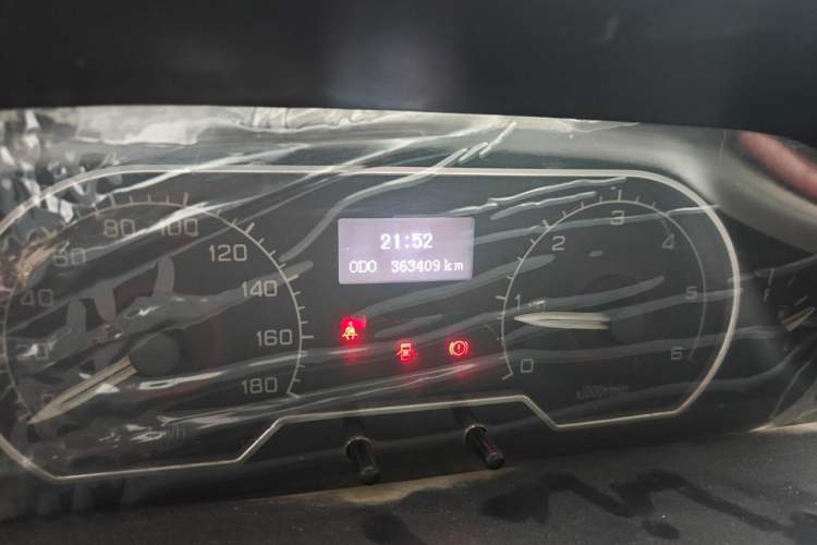 Used SAIC MAXUS Xintu V80 2017 2.5T 5-Speed Manual Aoyuntong National IV Long Wheelbase Mid-Roof 6-10 Seater Odometer Close Up