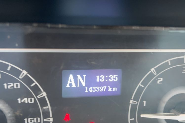 Used SAIC MAXUS Xintu V80 2017 2.5T AMT Aoyuntong National V Short Wheelbase Mid-Roof 5/6/10-Seater Odometer Close Up
