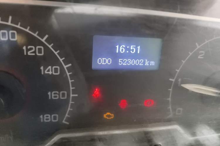Used SAIC MAXUS Xintu V80 2017 2.5T 5-Speed Manual Aoyuntong National V Short Wheelbase Mid-Roof 5/6/10-Seater Odometer Close Up